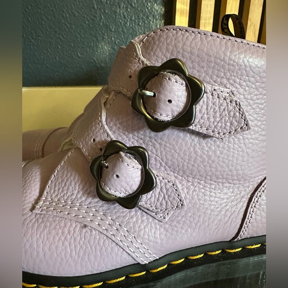 Lavender Dr. Martens, womens sz 9. NWOT, never worn. - Picture 5 of 12